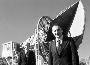 Arno Penzias and Robert Wilson standing in front of the Bell Laboratories radio telescope